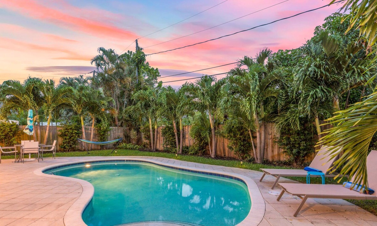 Oakland Park House | ☀️‼️SET YOUR RATE! MAKE AN OFFER & STAY HERE! 🏝 HEATED POOL, 10 MINS TO BEACH!