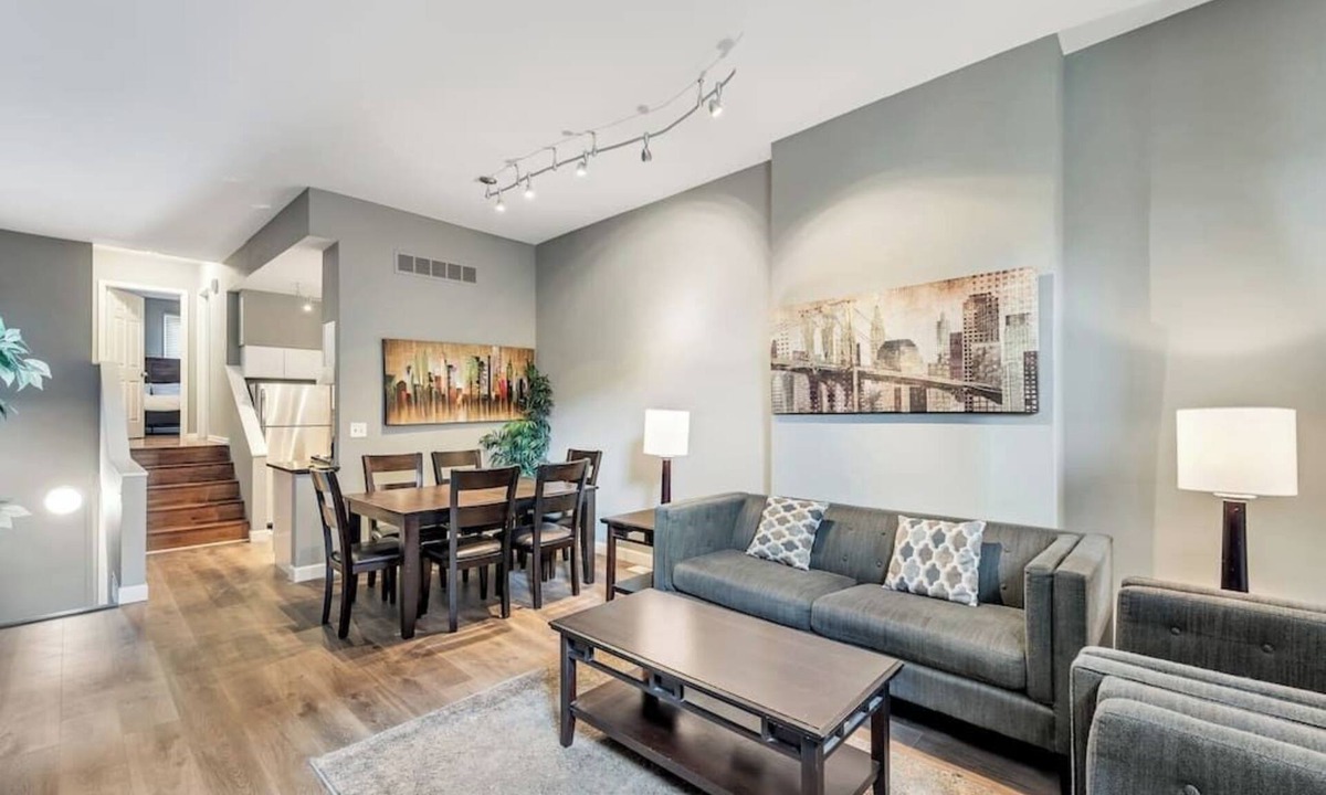 Soulard Condo | Settle into Soulard! 6 beds 2 full baths!