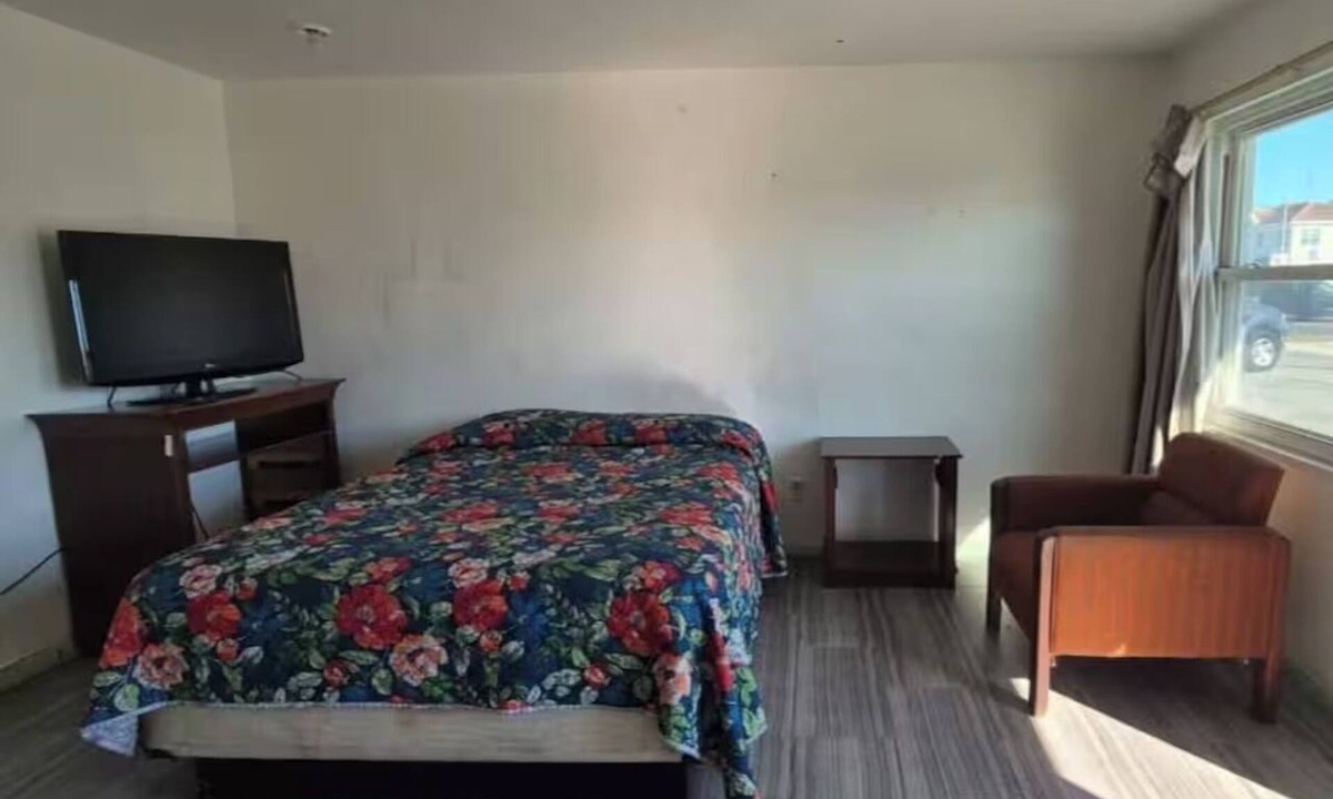 Sun Bay South Hotel | Settle Into a Queen Bed Near Picnic Island Park | Free Parking