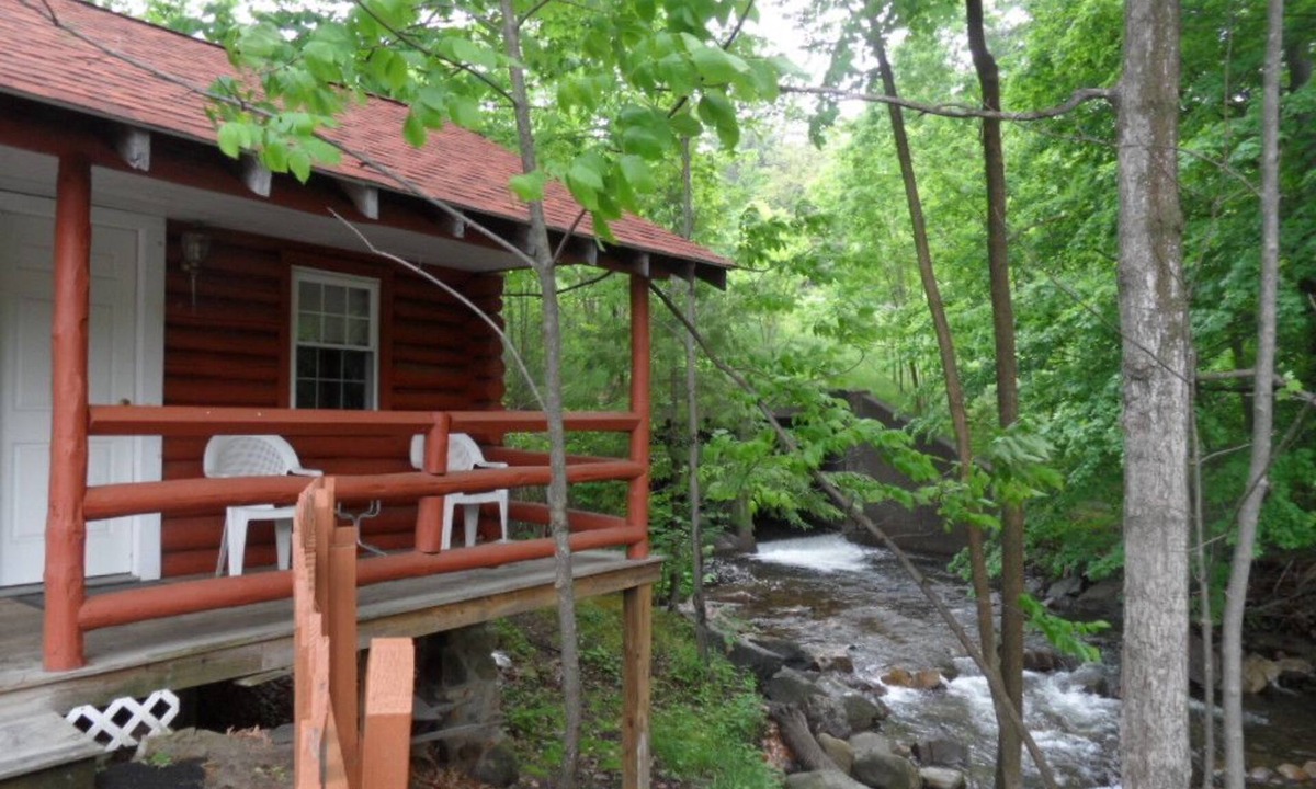 Lake George Hotel | Seven Dwarfs Motel and Cabins