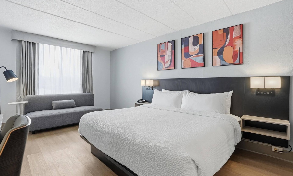 Regina Hotel | Seven Oaks Hotel Regina, SureStay Collection by Best Western