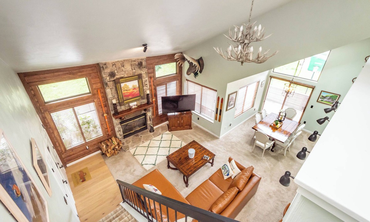 Seven Springs House | Seven Springs Sunridge year-round mountain ski chalet with private hot tub!