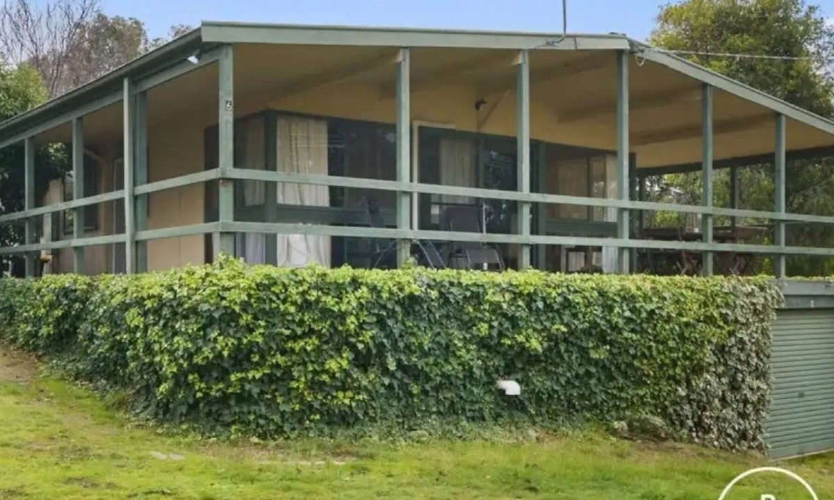 Goughs Bay House | Shack by the lake