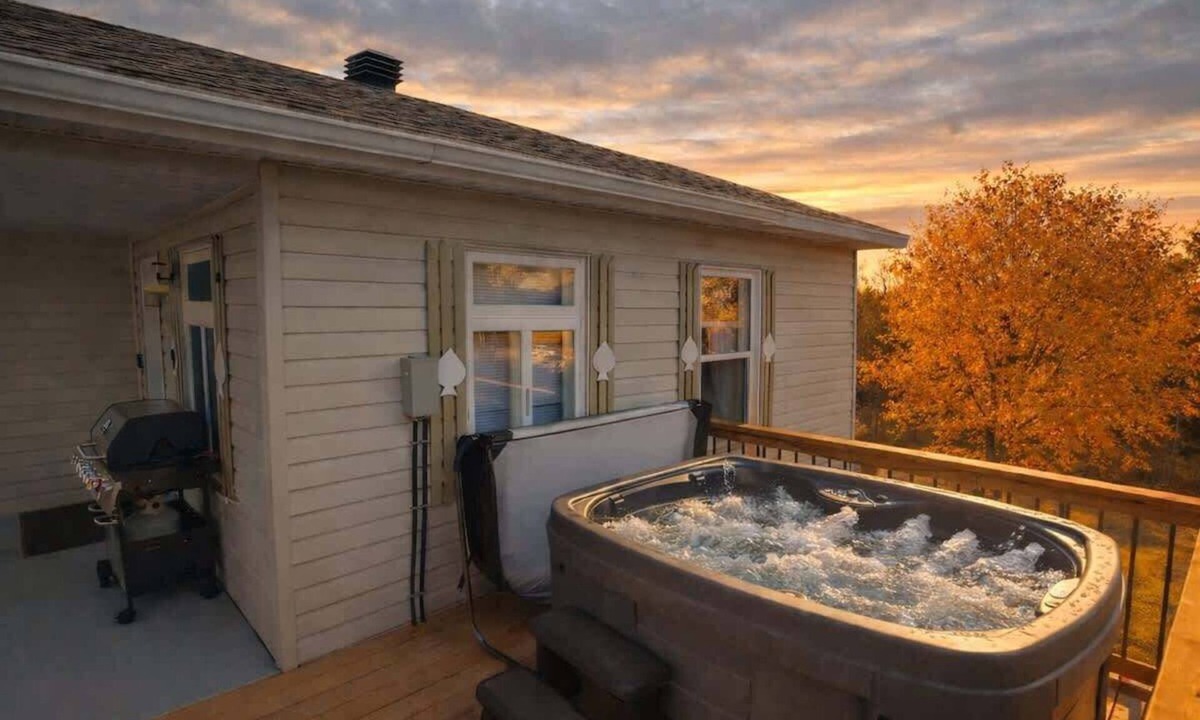 Saint-Tite-des-Caps Ski Chalet | Shack Cozy with Spa, near Massif Charlevoix & MSA