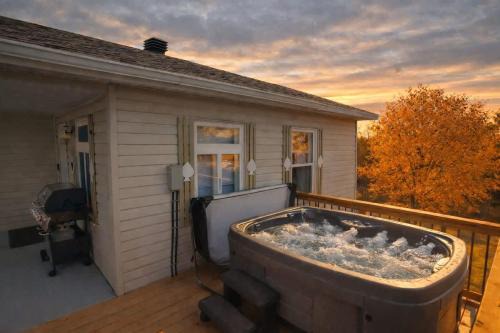 Saint-Tite-des-Caps Ski Chalet | Shack Cozy with Spa near Massif Charlevoix & MSA