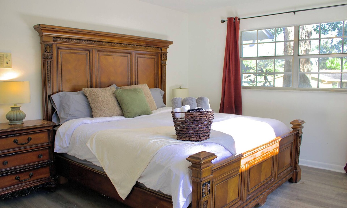 Pine Hills Apartment | SHADOW WOOD - King Size Private Suite Sleeps 4, Near Universal, I-Drive, Disney