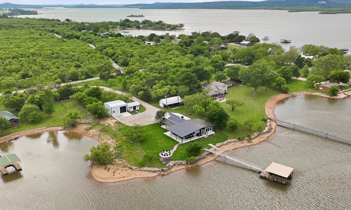 Graford House | Shady Cove- Waterfront, Private Dock, Hot tub