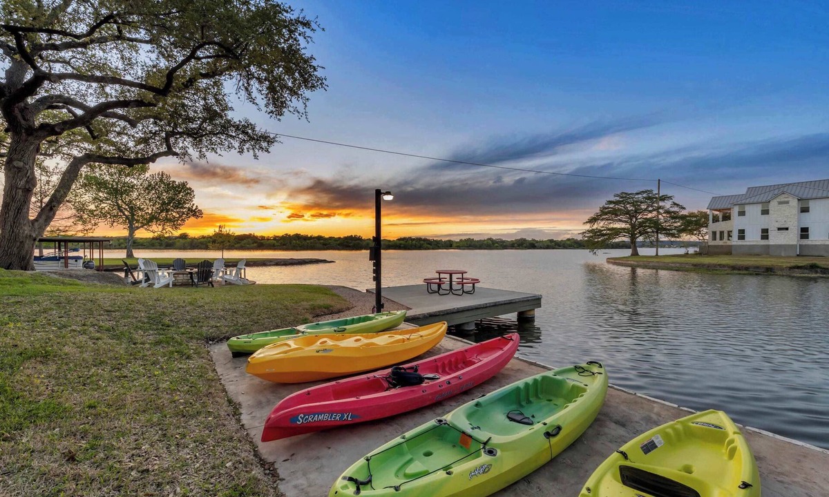 Kingsland House | Shady Grove: Lakefront house, huge yard, & kayaks