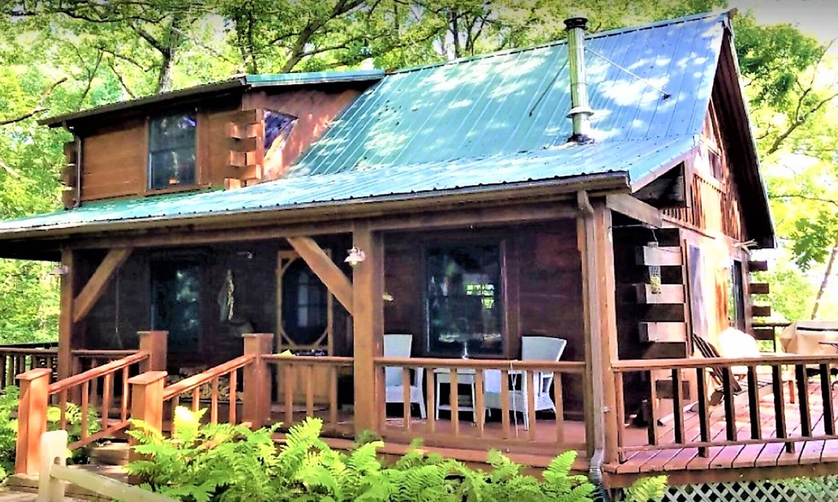 Ferryville Cabin | Shady Oaks -- Charming and secluded log cabin surrounded by trees!