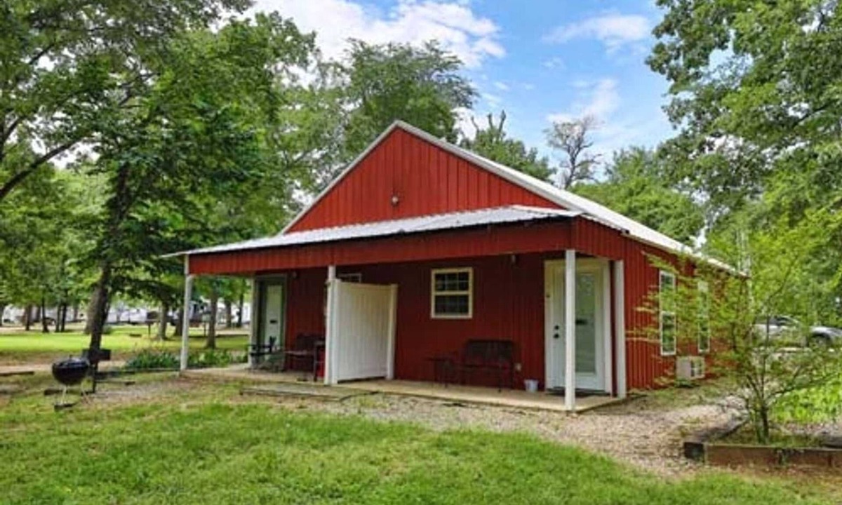 Hugo Cabin | Shady Oaks RV Resort 1 Bedroom Modern Cabin