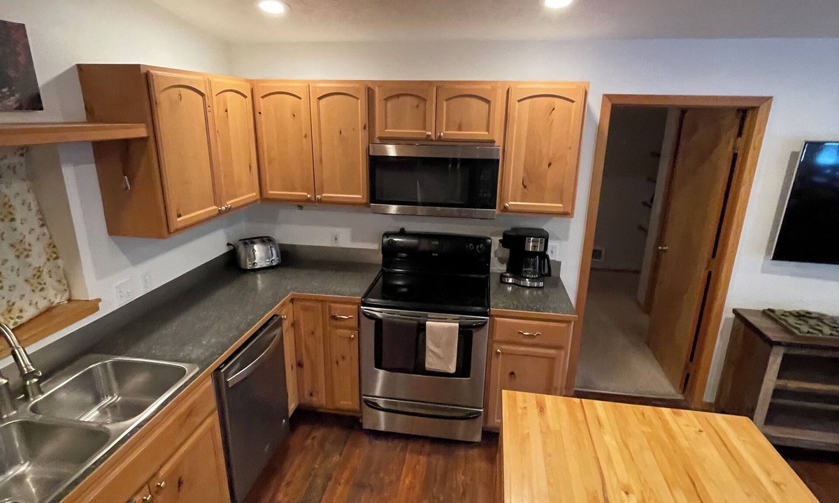 Priest River Apartment | Shady Pines Loft - 3 bedrooms with fenced yard & covered deck
