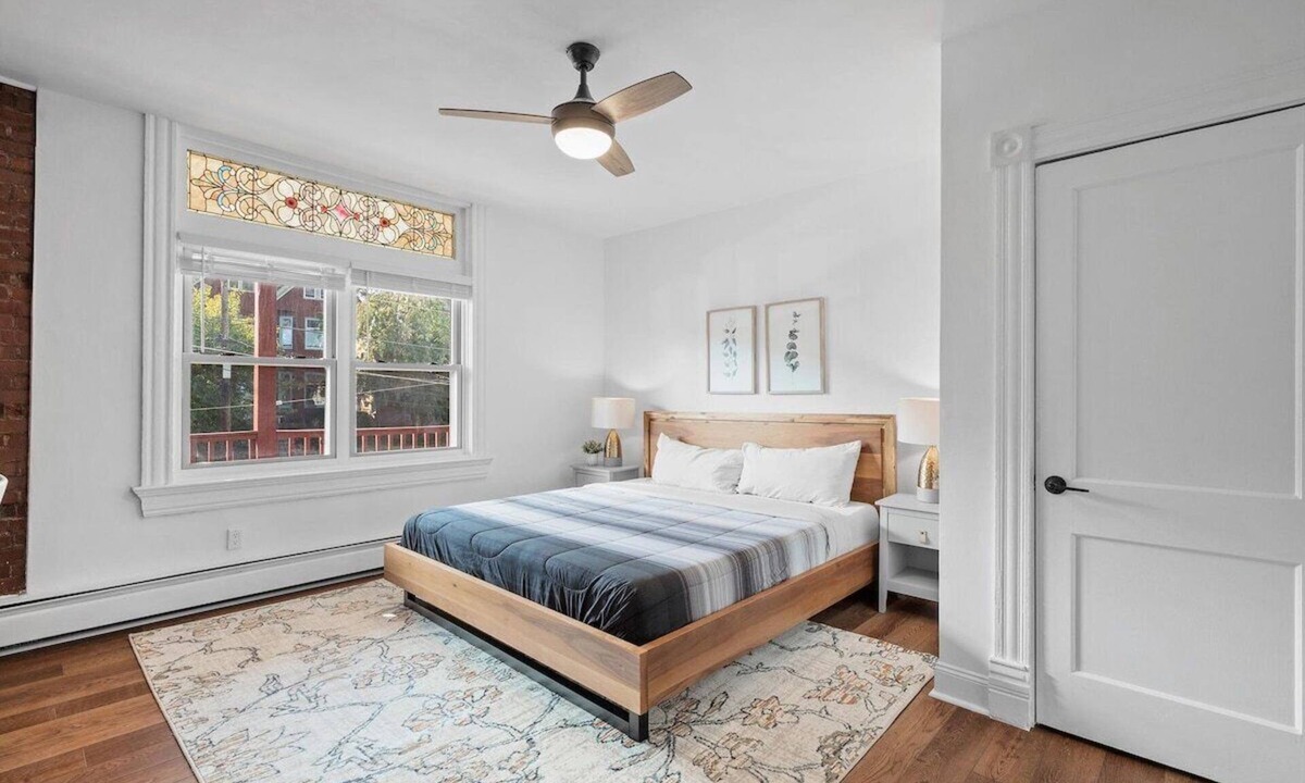 Shadyside Apartment | Shadyside/Pittsburgh, Modern & Accessible 2 Bedroom with Free Parking