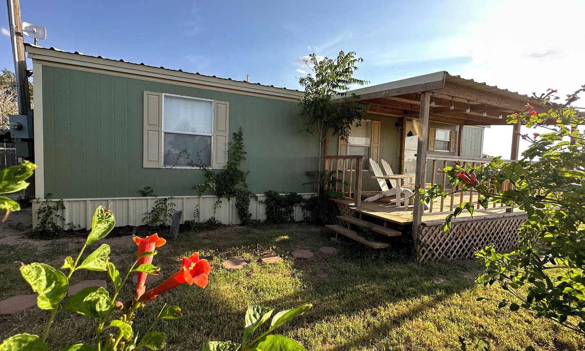 Levelland Cottage | Shalom Abode - Country Experience in the City!