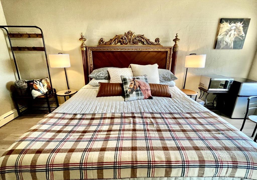 Historic Downtown Hotel | Shamrock Cove Inn