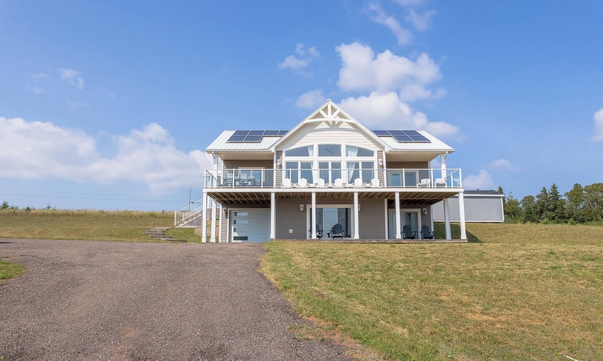 French River House | Shangri-La: Stylish PEI Waterfront Escape with Deck, Kayaks & Sunset Views