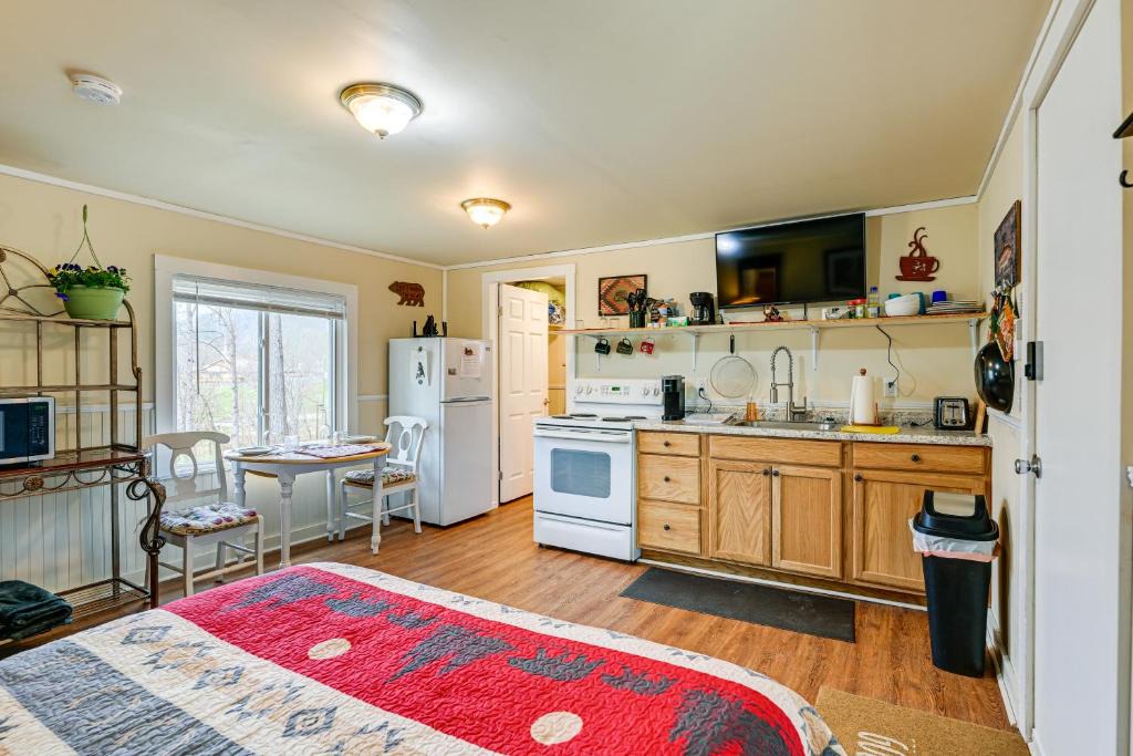 Qualla Apartment | Shared Hot Tub and Fire Pit Tranquil Whittier Gem!
