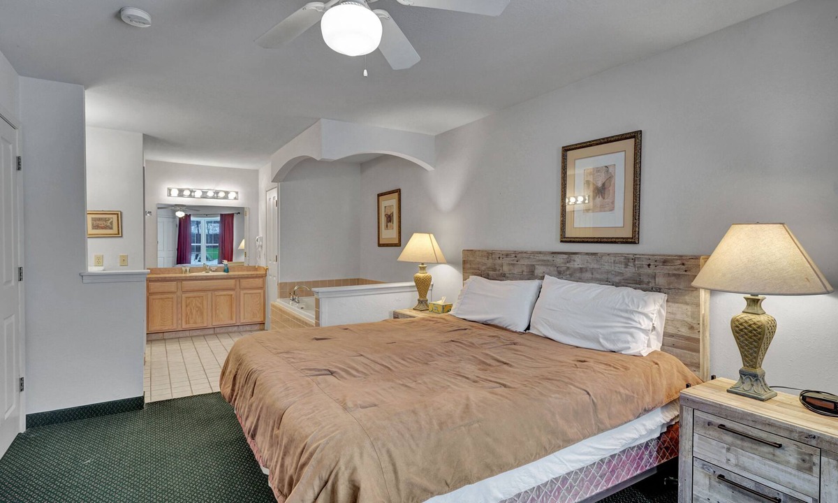 Pigeon Apartment | Shared pool & gym on Saginaw Bay