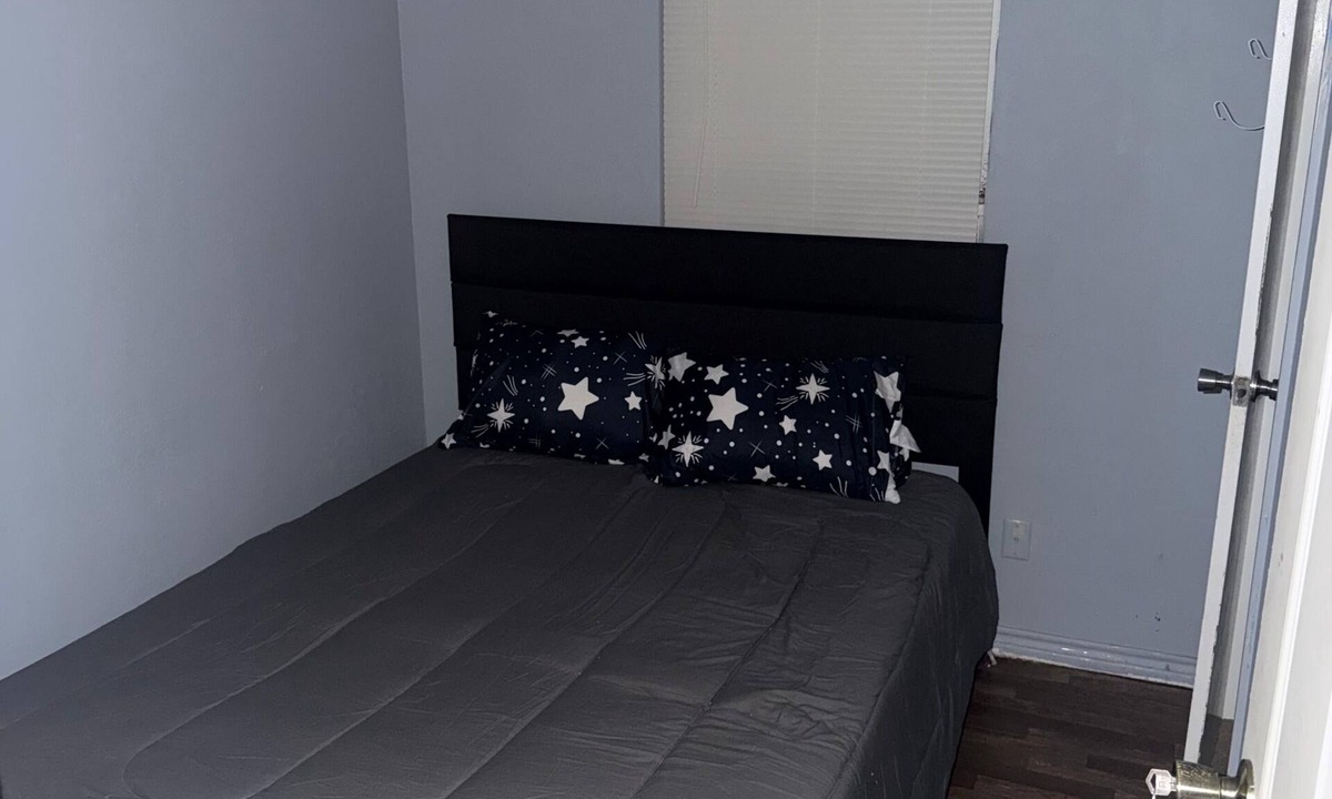 Port Neches House | Shared rooms for workers close to the refineries