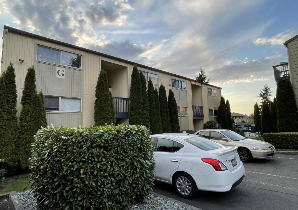 Federal Way House | Shared Space with Private room in Beautiful Lakefront Apartment