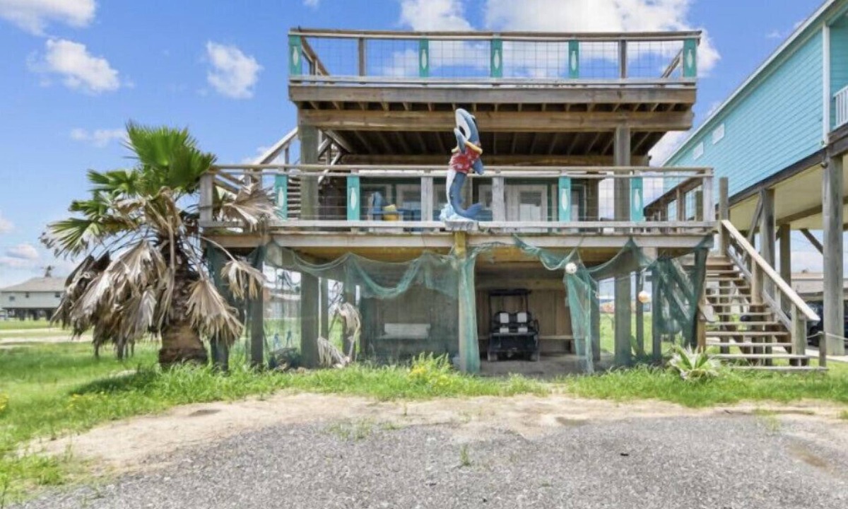 Surfside Beach House | Shark Shack sleeps 9 people 🤩 gorgeous ocean view from house