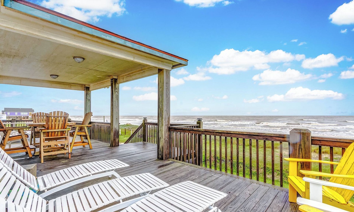 Gilchrist House | Sharky Fin's II-Beach Front-Cozy, 3 bedroom, 3 bath home that sleeps 9.