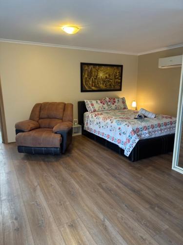 Woodcroft Apartment | Shaun place