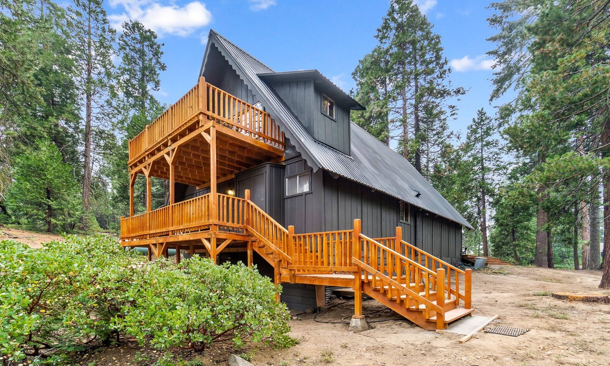 Sierra Cedars Cabin | Shaver Wood Forrest-Smokey Tree
