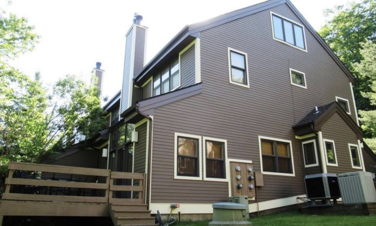 East Stroudsburg House | Shawnee Ski Resort is the golden 4 season experience!