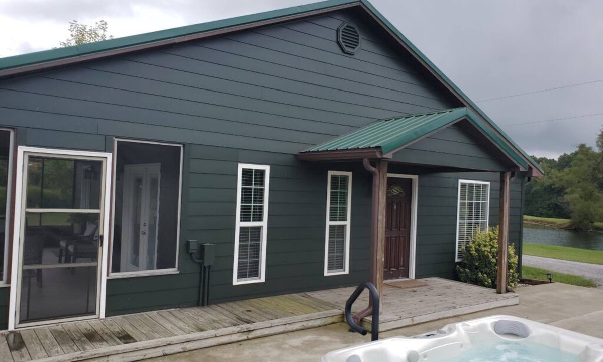 Buncombe Cabin | Shawnee Wine Trail Cabin on Lake, near Shawnee National Forest with Hot Tub.