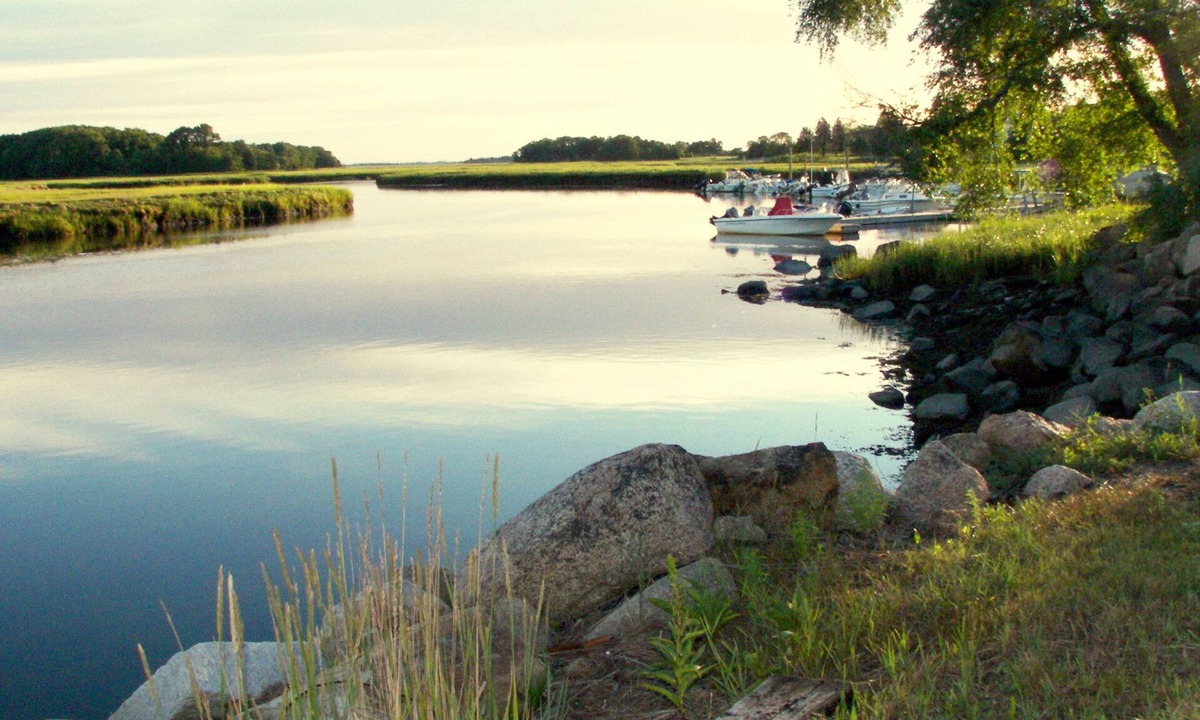 Essex Hotel | Shea's Riverside Inn & Motel