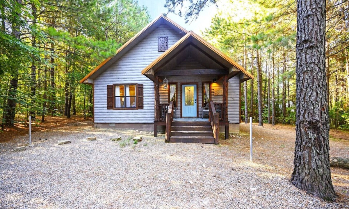 Broken Bow Cabin | Shear Comfort|Farmhouse Style|Honeymoon Cabin