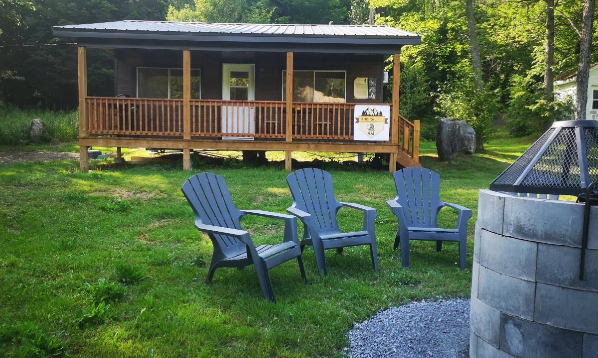 Frampton Ski Chalet | Sheira Shack: riverside, campfire, Wi-Fi, AC, BBQ, for 2, pets welcome!