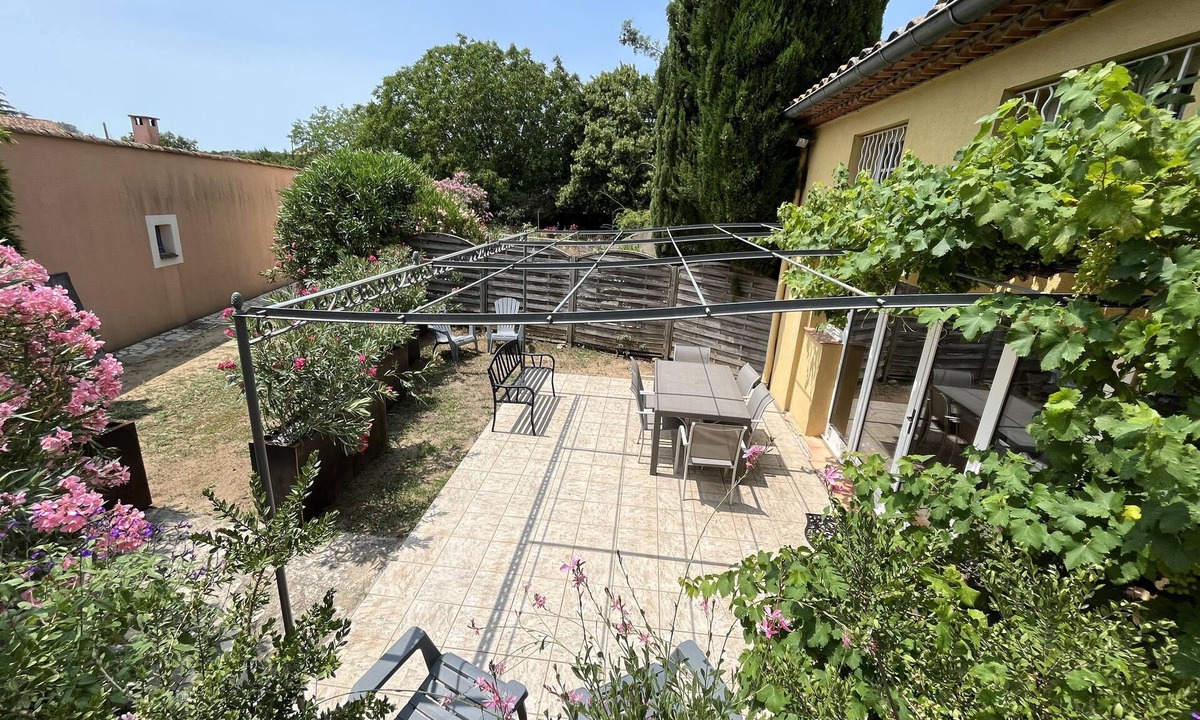 Saint-Quentin-la-Poterie Apartment | Shelby - Gîte Atypique 6 Personnes à 5mn D'uzès Style Loft Ambiance Automobile