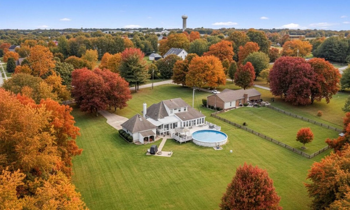 Shelbyville House | Shelby Stop on Bourbon Trail- HOT TUB and Pool. Pool is now Open