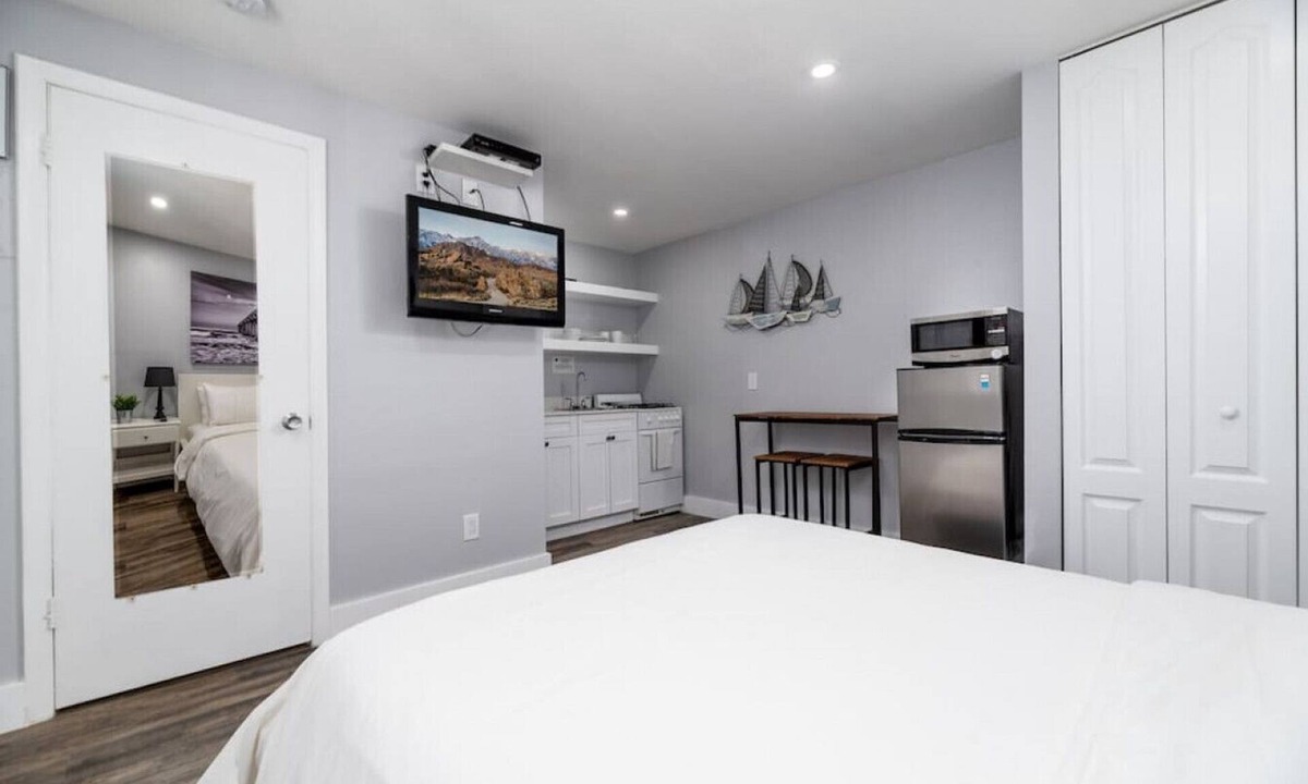 Hollywood Apartment | Shell on the Beach #106