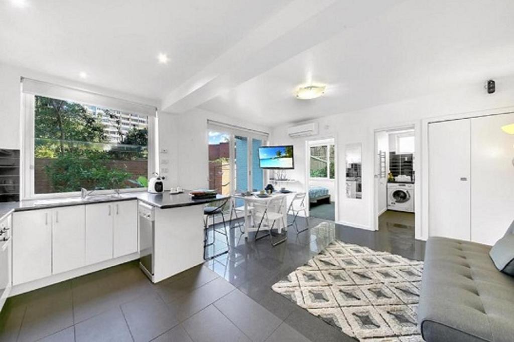 St Kilda Apartment | ShelleyStayz Shakespeare Grove