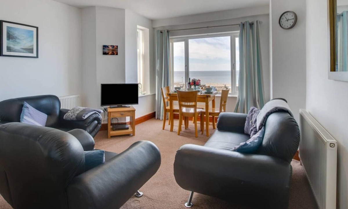 Dinas Dinlle Apartment | Shells in Dinas Dinlle