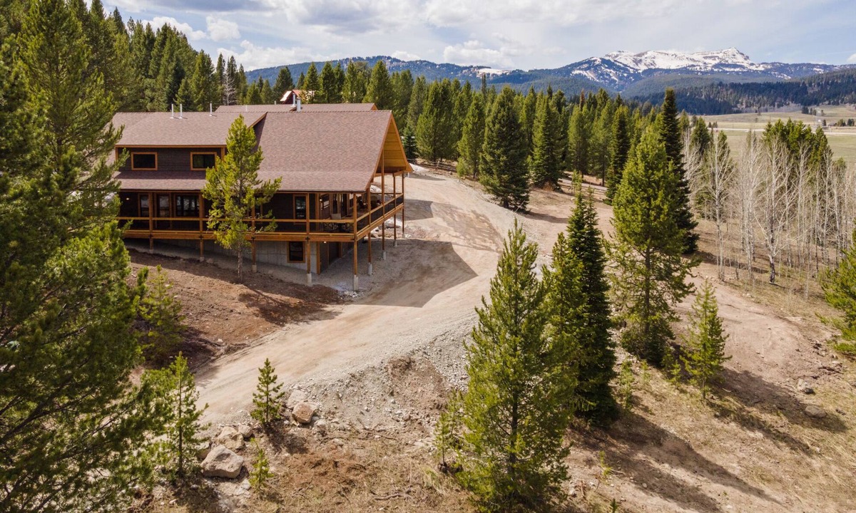 West Yellowstone House | Shelterwood Lodge Private Home by Yellowstone up to 8 Guests