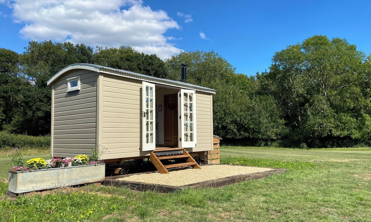 Lickfold Cottage | SHEPHERD HUT 1, pet friendly, with open fire in Northchapel