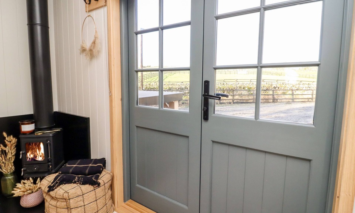 Ripley Cottage | SHEPHERD HUT 2, pet friendly, with open fire in Pateley Bridge