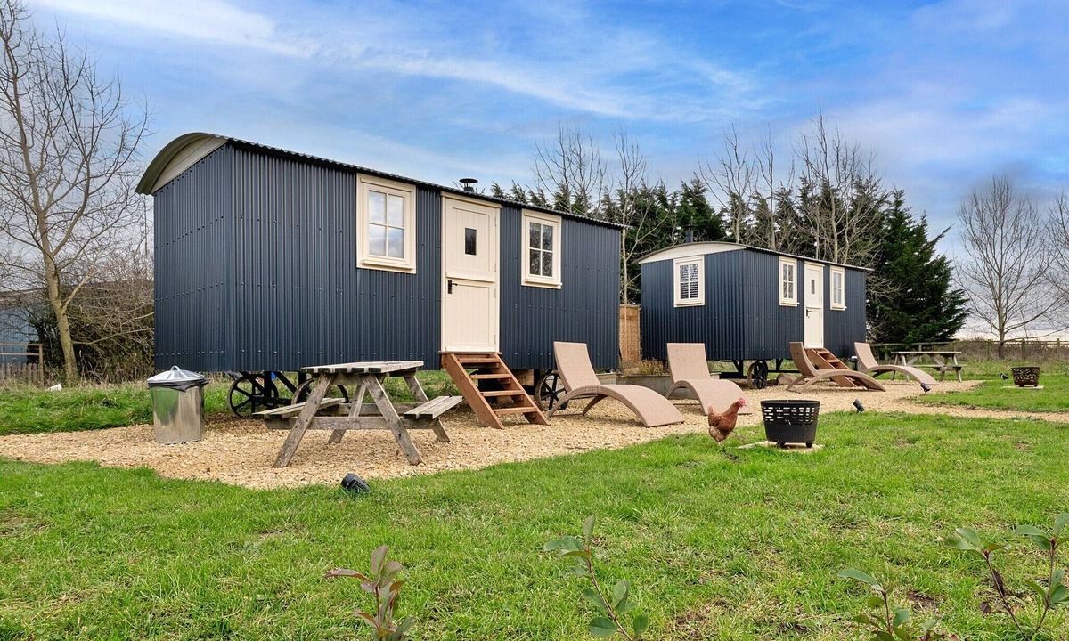 Brackley Ski Chalet | Shepherd's Hut near Cotswolds & Sky Dive Fun