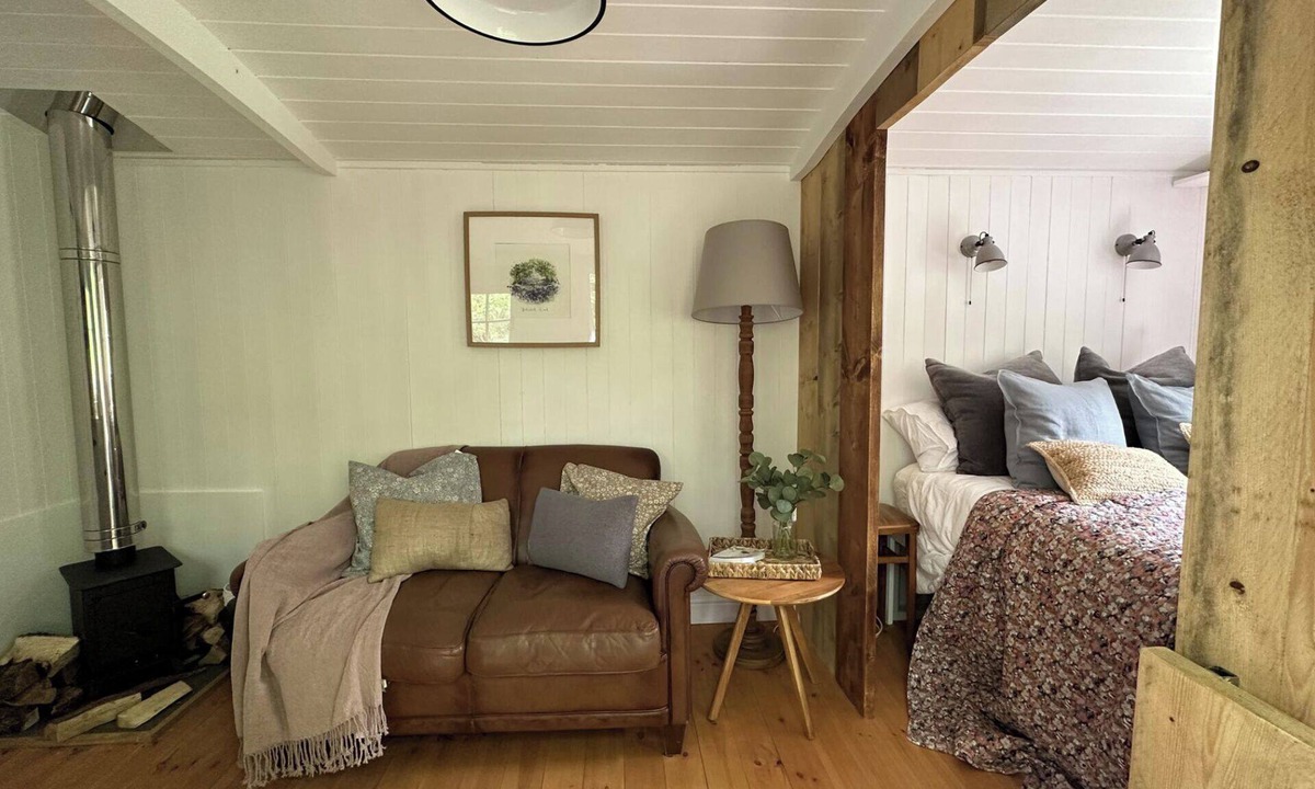 Lanivet House | Shepherd's Hut - Sleeps 2 - Pet friendly - Parking