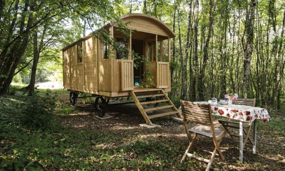 Sougeres-en-Puisaye Cottage | Shepherds hut in a green setting near Guèdelon.