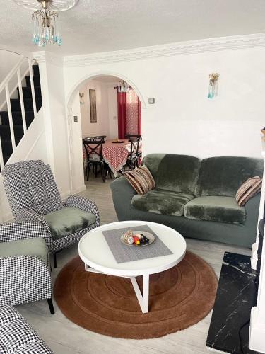 Chadwell Apartment | Shepherds House - Spacious 4 bedroom