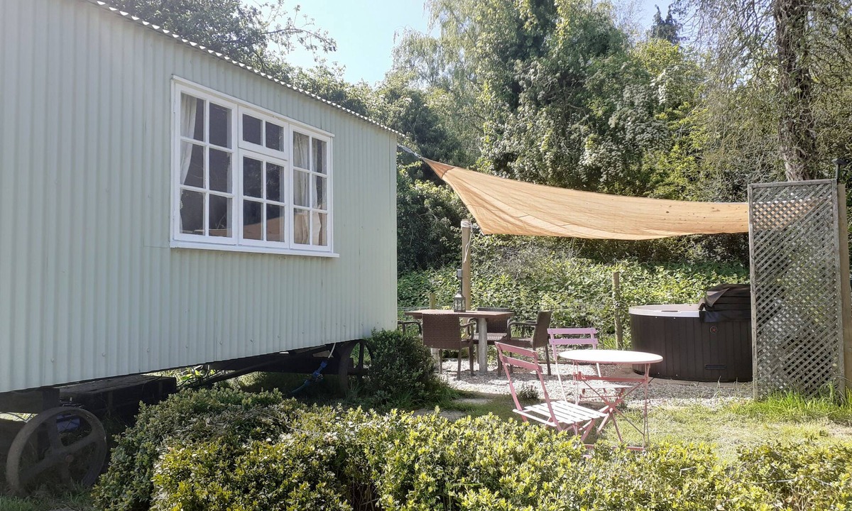 Littlebourne House | Shepherds Hut' Littlebourne, Canterbury (hot tub)