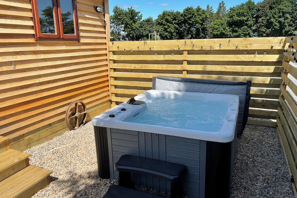 Hawes Cottage | Shepherd’s Hut with an open plan design with king-size bed.