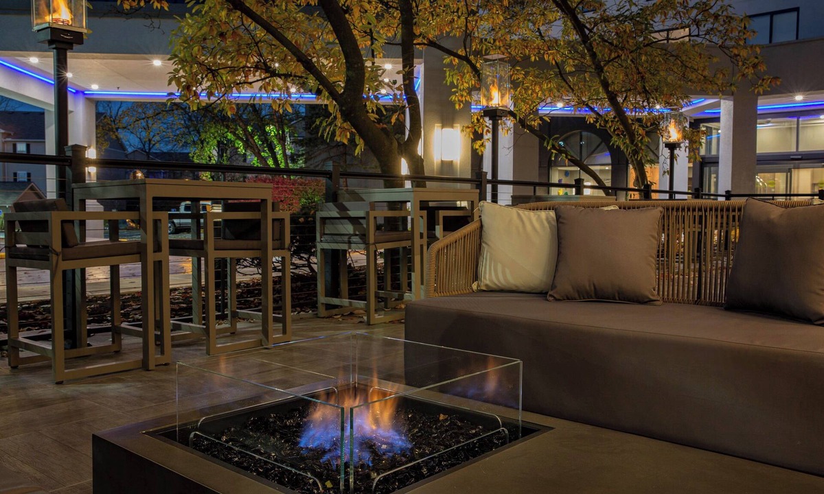 Crosswoods Hotel | Sheraton Suites Columbus Worthington