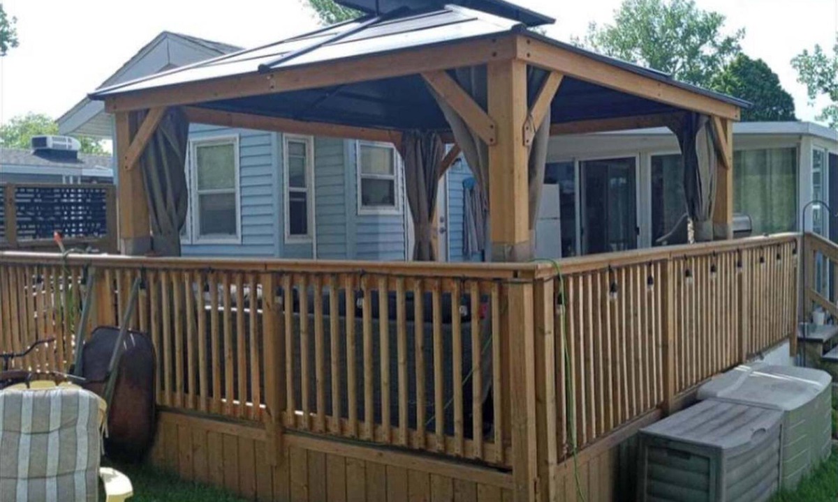 Sherkston House | Sherkston Shores Rental, 30 second walk to the beach. Partial Lake views on deck