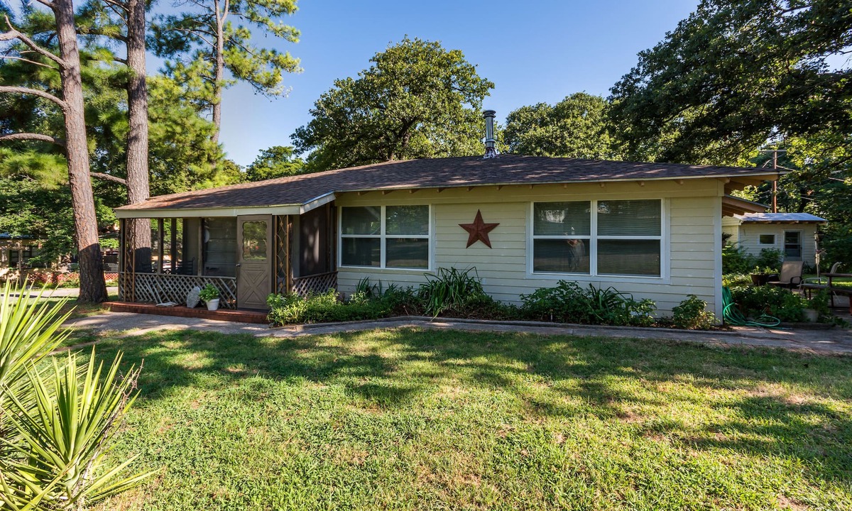Gordonville House | Sherwood Pines Inn -Spacious 2-bedroom at Texoma sleeps up to 8!
