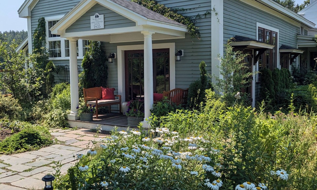 Blue Hill House | Shipbuilder's home - COMPLETELY surrounded by water: 2 docks for access